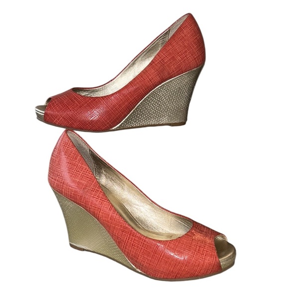 Lilly Pulitzer Resort Chic Distressed Metallic Gold Wedges in Island Coral - 6 - Picture 4 of 14